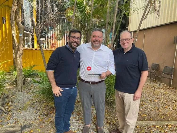 Time da Smart Coding Lab recebendo reconhecimento OutSystems